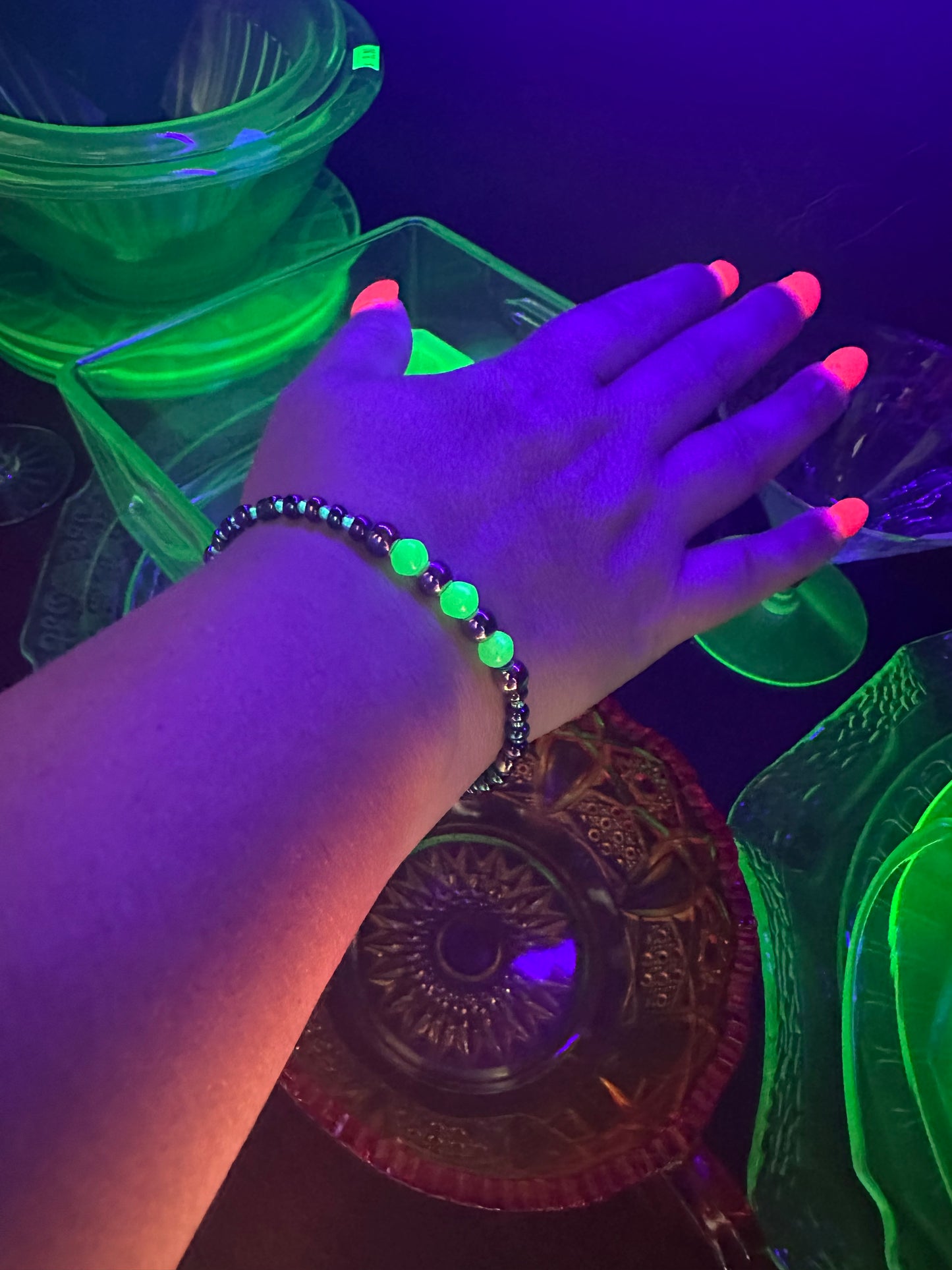 Uranium Glass Hunting Starter Kit with UV Light, Magnet and Glowing Uranium Glass 3 Bead Bracelet