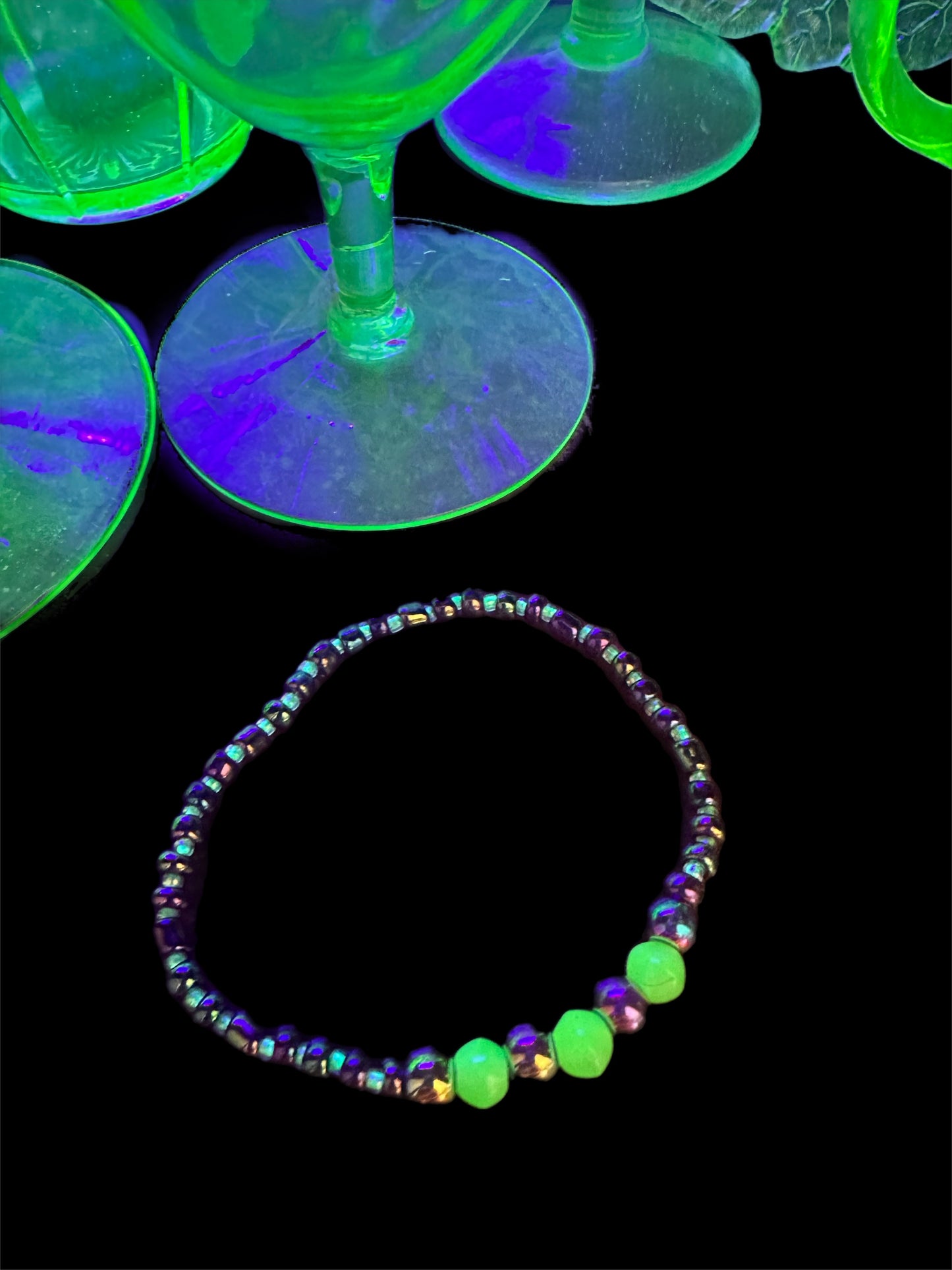 Uranium Glass Hunting Starter Kit with UV Light, Magnet and Glowing Uranium Glass 3 Bead Bracelet